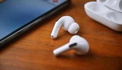 Apple AirPods en una mesa