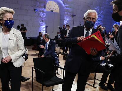 La presidenta de la Comisión Europea, Ursula von der Leyen, y el primer ministro de Portugal, António Costa, durante la cumbre social de Oporto de este viernes.