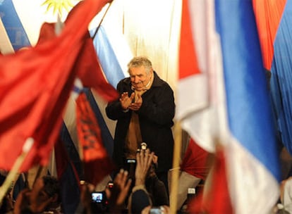 El candidato presidencial del Frente Amplio, José Mujica, saluda a sus seguidores.