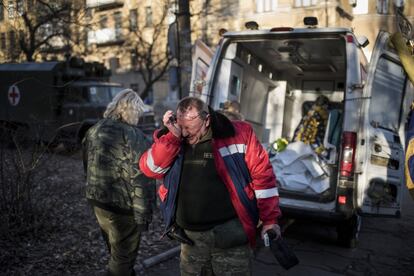 Un militar ucranio llora la muerte de cuatro compañeros cerca de Debaltseve (Ucrania). El frágil alto el fuego en el este de Ucrania retrasa la retirada del armamento pesado, el segundo punto de los acuerdos de paz de Minsk, y aplaza el arreglo político del conflicto.