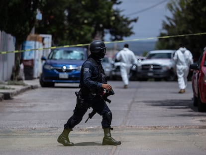 Un policía local acordona el sitio donde fueron dejados restos humanos sobre la calle Niños Héroes en la ciudad de Zacatecas el 24 de junio de 2021.