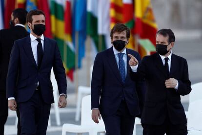 El presidente del Partido Popular, Pablo Casado, acompañado del alcalde de Madrid, José Luis Martínez-Almeida, y el presidente de la Federación Española de Municipios y Provincias, Abel Caballero, (de izquierda a derecha).