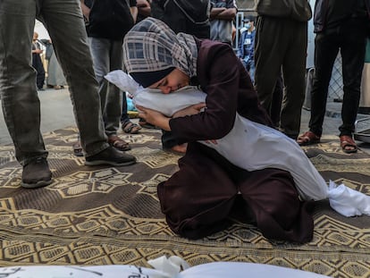 Una mujer abraza el cadáver de su hermana en Rafah, en la franja de Gaza.