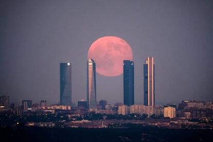 La luna vista en un atardecer sobre las Cuatro Torres. Pincha sobre la imagen para ver más fotos.