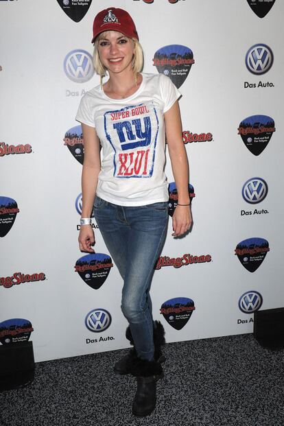 La actriz Anna Faris, vestida muy ad hoc para la Super Bowl, en la fiesta que Rolling Stone ofreció tras el partido.