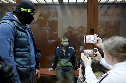 Shamsidin Fariduni, aguarda a la vista en el tribunal de Moscú, este domingo.