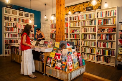 Dos personas buscan libros en una librería de Madrid.