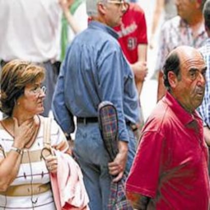 Varias personas pasean por una calle de Álava