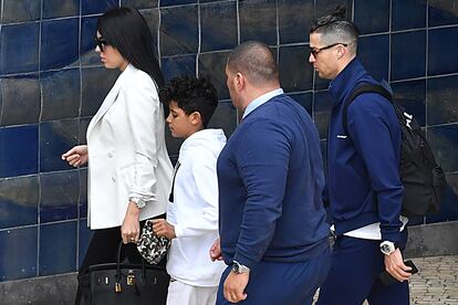 Cristiano Ronaldo, Georgina Rodriguez y el hijo mayor Cristiano Jr. a su llegada al aeropuerto de Madeira, el pasado 3 de marzo. 