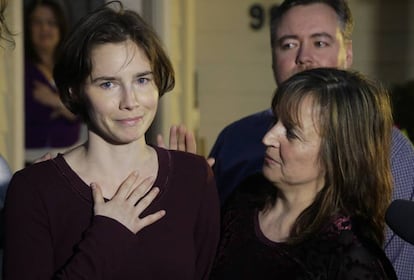 Amanda Knox, a la izquierda, junto a su madre, en una fotografa de 2015.