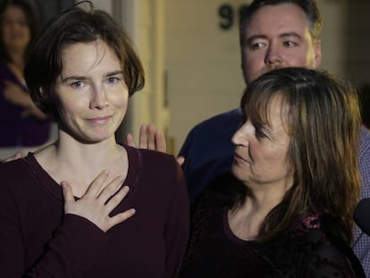 Amanda Knox, a la izquierda, junto a su madre, en una fotografía de 2015.