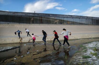 Un grupo de migrantes cruza la frontera entre los EE UU y México para entrar de Ciudad de Juárez (México) a El Paso, Texas.