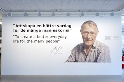 “Mejorar la vida cotidiana de muchas personas”. Esta frase de Ingvar Kamprad, el fundador de Ikea, da la bienvenida al visitante en el nuevo museo que el fabricante sueco de muebles abrió el 30 de junio en Älmhult, al sur de Suecia. Casi 1.200 personas lo han visitado cada día desde entonces.