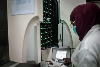 La veterana técnica de laboratorio Samira Sirage busca parásitos y microbios en unas muestras nada atractivas de heces, de sangre, de orina y de esputos. Ella comenzó como encuestadora del centro ya desde los primeros días de la fundación del CISM, y ha realizado toda su carrera profesional aquí. España aporta de manera regular alrededor de 1,5 millones de euros anuales. El CISM maneja hasta 14 millones de euros de presupuesto anual. “Con cada euro que pone el Gobierno de España nosotros atraemos diez euros de fuera, y empleamos 700 personas de media”, afirma Macete.