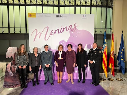 La delegada del Gobierno en la Comunidad valenciana, Pilar Bernabé, en el centro, junto a las premiadas.
