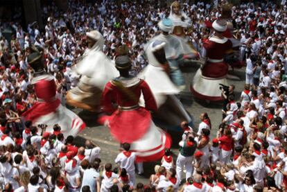 La comparsa de Gigantes y Cabezudos realiza su último recorrido en los sanfermines de 2010.