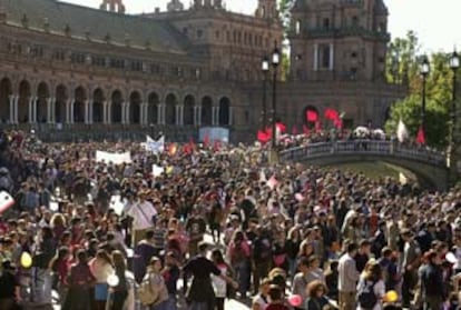 La Plaza de España de Sevilla ha sido el destino de los estudiantes sevillanos que se han unido a la manifestación contra la LOU. Unos 7.500 jóvenes universitarios han llenado la céntrica plaza sevillana. (EFE)