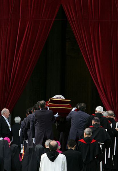 El cuerpo del Papa es trasladado a la basílica de San Pedro en el Vaticano.
