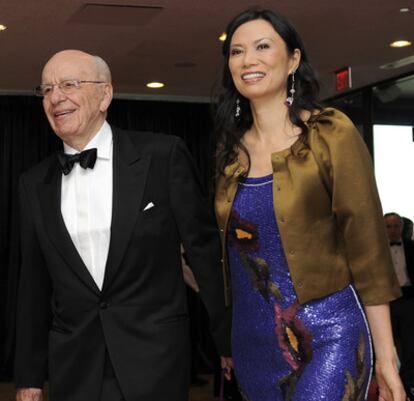 El magnate Rupert Murdoch y su esposa, Wendi, en la cena ofrecida por Barack Obama en la Casa Blanca a los corresponsales extranjeros desplazados a Washington, el pasado abril.