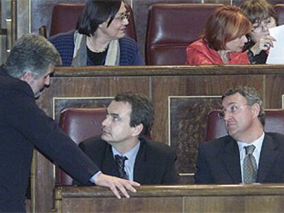Manuel Marín (de pie) habla con José Luis Rodríguez Zapatero ante la mirada de Jesús Caldera.