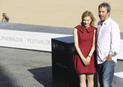 El realizador, Denis Villeneuve (d), y la actriz canadiense Sarah Gadon (i), momentos antes de presentar su película "Enemy", en el marco de la 61 edición del Festival Internacional de Cine de San Sebastián.