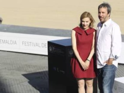 El realizador, Denis Villeneuve (d), y la actriz canadiense  Sarah Gadon (i), momentos antes de presentar su película "Enemy", en el marco de la 61 edición del Festival Internacional de Cine de San Sebastián.