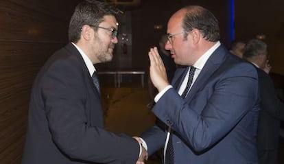 Miguel Sánchez, candidato de Ciudadanos, saluda a Pedro Antonio Sánchez, el del PP.