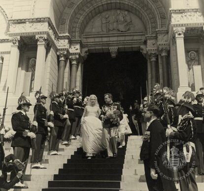 Grace Kelly se casó con 29 años y Raniero tenía entonces 33. Hasta ese momento había sido actriz y llegó a convertirse en una de las estrellas más cotizadas de Hollywood. A partir de su matrimonio, Kelly se centró por completo en su nueva familia y en el pequeño país. En la imagen, ella y Raniero III salen de la iglesia tras la boda.