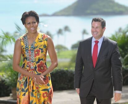 Michelle Obama y Jeremy Bernard, secretario social de la Casa Blanca, en Oahu, Hawai, en noviembre de 2011.