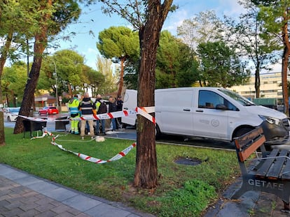 Momento en el que se ha producido el levantamiento del cadáver de la mujer, en la avenida de Arcas del Agua de Getafe.