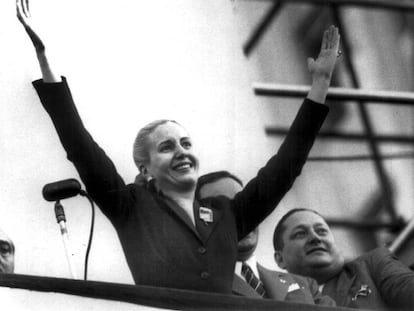 Eva Per&oacute;n saluda a sus seguidores durante un acto p&uacute;blico en Buenos Aires EN 1950.