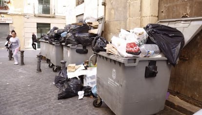 Unas contenedores en el centro de Alicante.