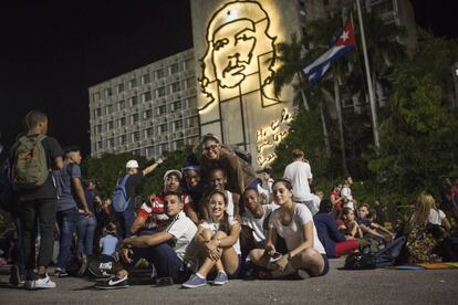 El grupo de la Escuela República de Panamá durante el acto en La Habana.