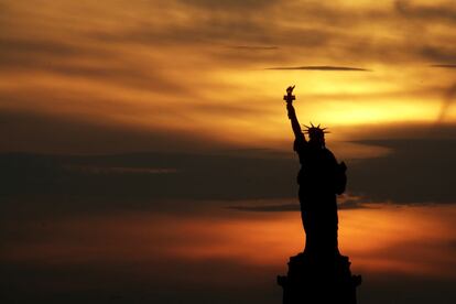 La Estatua de la Libertad con el atardecer en Nueva York. Aunque el monumento apenas se vio afectado por el paso de la tormenta, la isla sufrió una serie de desperfectos que han sido subsanados en los últimos meses.