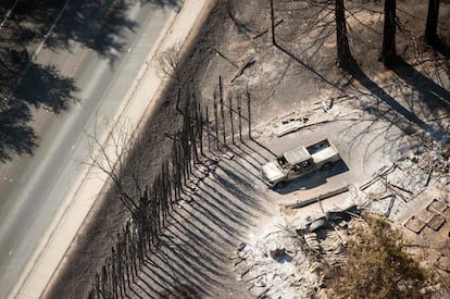 El gobernador de California, Jerry Brown, ha definido estos incendios como los más destructivos hasta la fecha: "Hemos tenido grandes incendios en el pasado. Este es uno de los más grandes, de los más serios. Y no se ha terminado". En la imagen, una propiedad reducida a cenizas en Santa Rosa, California.