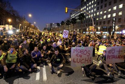 Agentes de los Mossos,  durante el corte de tráfico en la Diagonal en protesta por los ajustes de la Generalitat.