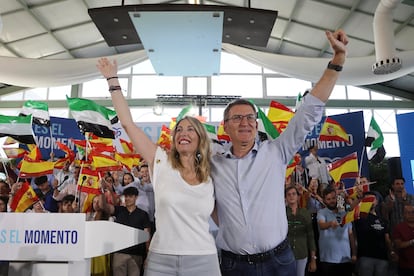 El candidato del PP a la presidencia del Gobierno, Alberto Núñez Feijóo, acompañado por la presidenta de los populares en Extremadura, María Guardiola, durante el acto electoral que han celebrado hoy viernes en Badajoz.