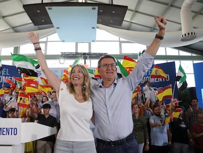El candidato del PP a la presidencia del Gobierno, Alberto Núñez Feijóo, acompañado por la presidenta de los populares en Extremadura, María Guardiola, durante el acto electoral que han celebrado hoy viernes en Badajoz.