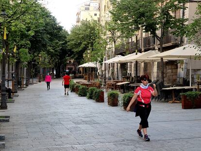 Varias personas paseando por una calle de Girona, en una imagen de archivo.