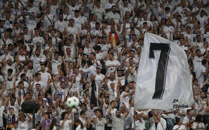 Una bandera con el número del delantero portugués Cristiano Ronaldo es ondeada por los seguidores del equipo blanco.

