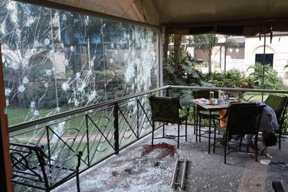 Vista del cuerpo de una víctima tras un tiroteo y varias explosiones en el complejo hotelero de Nairobi.