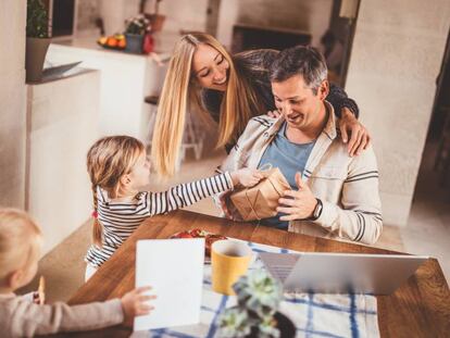 Los hijos, por un día, se convierten en los entregadores de los regalos