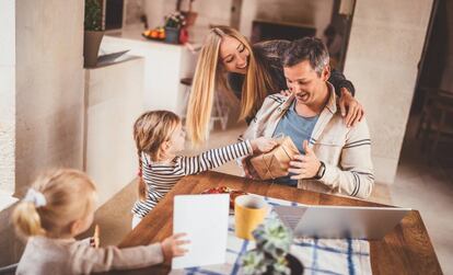 Los hijos, por un día, se convierten en los entregadores de los regalos