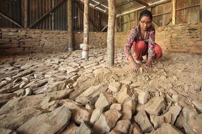 Sunita Bika, de 30 años, está participando en la construcción del refugio temporal donde vivirá. Toma como modelo las casas pilotos que se han construido en su zona y cuenta con la ayuda de carpinteros y albañiles que han sido formados dentro del programa de reconstrucción.