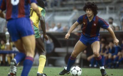 Maradona, en un partido con el Barcelona.