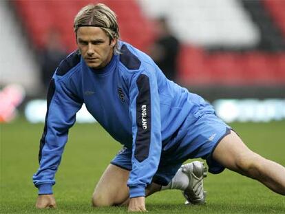 Beckham se ejercita ayer con la selección inglesa.