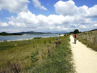 La senda cicloturista del embalse de Ullibarri-Gamboa se divide en dos tramos circulares, de 12 y 33 kilómetros, que se pueden combinar en una ruta en forma de ocho.