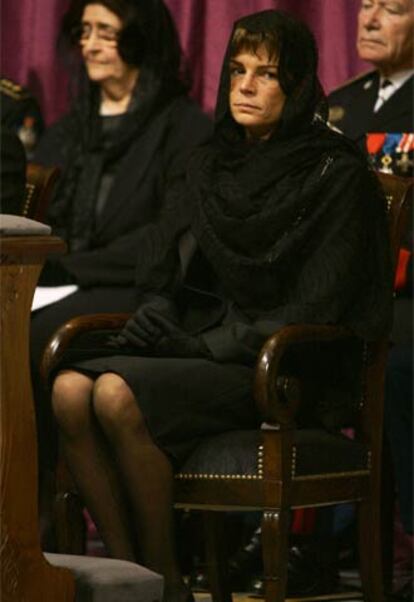 La Princesa Estefana de Mnaco tambin se ha mostrado muy afectada en el funeral por su padre, el Prncipe Raniero de Mnaco. En la foto, durante las exequias en la catedral.