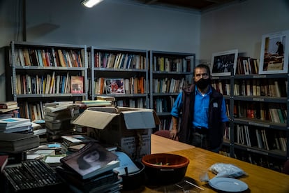 Jose Domingo Romero Hernández organiza los libros de la biblioteca 19S, dedicada a los muertos del sismo de Ciudad de México.