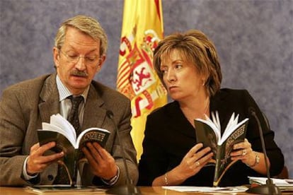 La ministra de Educación, María Jesús San Segundo, y el secretario general de Educación, Alejandro Tiana.